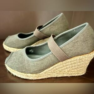 ESPADRILLE
SIZE 5.5
EXCELLENT CONDITION
SUPER CUTE & COMFORTABLE
